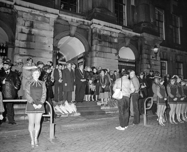 884092 Afbeelding van burgemeester H.J.L. Vonhoff en zijn echtgenote L. Vonhoff-Luyendijk op het bordes van het ...